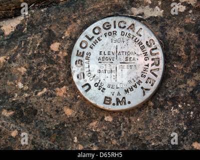 Parco Nazionale del Grand Canyon, Arizona - USA Geological Survey bench mark 1216 metri al di sotto del bordo sud del Grandview Trail. Foto Stock