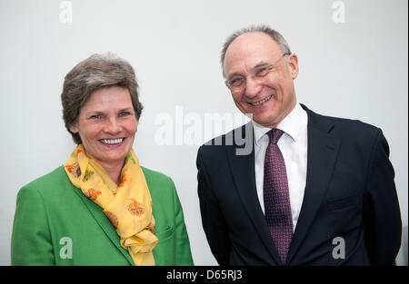 Nuovo managing director di documenta e Museo Fridericianum caso GmbH, Annette Kulenkampff (L), sorge accanto al deliberando amministratore delegato Bernd Leifeld a Kassel in Germania, 12 aprile 2013. Kulenkampff fu nominato per la sua nuova posizione da consiglio di vigilanza di documenta e Museo Fridericianum caso GmbH nello stesso giorno. Foto: UWE ZUCCHI Foto Stock