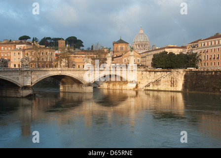 Roma, Italia. Un primo mattino vista sul fiume Tevere, il Ponte Vittorio Emanuele II e la Basilica di San Pietro. 2013. Foto Stock