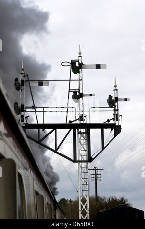 Segnale Semaphore gantry in prossimità Bo'ness stazione sul Bo'ness e Kinneil Railway in West Lothian, Scozia. Foto Stock