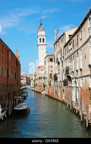 La Chiesa Greca di San Giorgio dei Greci a Venezia con campanile proteso verso il canale. Foto Stock