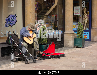 Animatore di strada suonando la chitarra in Cambridge Foto Stock