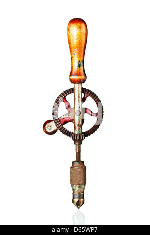 Ingranaggio condotto ad alimentazione manuale trapano a mano, vecchio stile per la foratura in legno, metallo morbido e plastico, shot top down su plexiglass bianco. Foto Stock