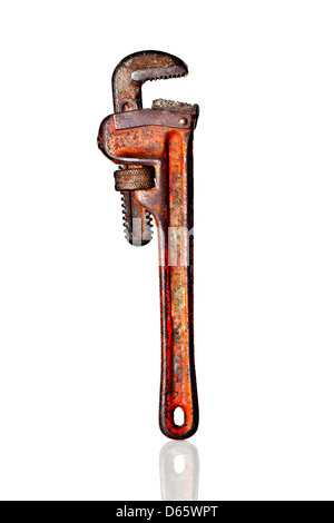 Un battere bene usato red Monkey Wrench in posizione eretta sul manico sul bianco riflettente plexiglass. Foto Stock