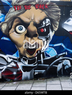 Cheapside, Brighton, Regno Unito. Il 12 aprile 2013. Nuovo Margaret Thatcher Graffiti a Cheapside. Il Graffiti apparso questa settimana poco dopo la Baronessa Thatcher's morte e raffigura il suo come un 'Terminator' cyborg reso celebre da Arnold Schwarzenegger . Foto di Julie Edwards/Alamy Live News Foto Stock