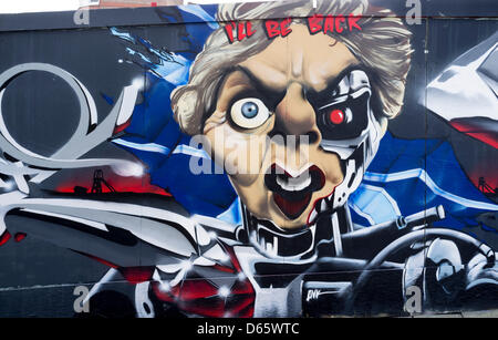 Cheapside, Brighton, Regno Unito. Il 12 aprile 2013. Nuovo Margaret Thatcher Graffiti a Cheapside. Il Graffiti apparso questa settimana poco dopo la Baronessa Thatcher's morte e raffigura il suo come un 'Terminator' cyborg reso celebre da Arnold Schwarzenegger . Foto di Julie Edwards/Alamy Live News Foto Stock