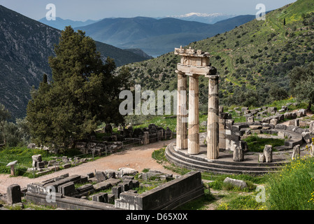 La circolare Tholos presso il Tempio di Atena Pronaia, antica Delphi, Tessaglia, Grecia. Foto Stock