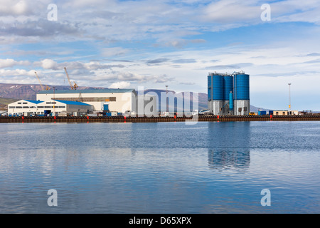 Serbatoi di grandi dimensioni e wirehouses in mare dock commerciale nel nord dell'Islanda. Inquadratura orizzontale Foto Stock