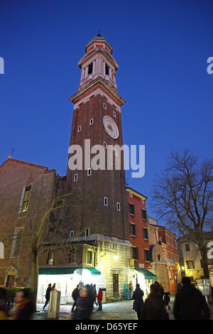 La torre campanaria o campanile della chiesa dei Santi Apostoli di Cristo, campo SS Apostoli, prima serata Venezia, Italia Foto Stock