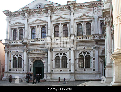 La facciata esterna della Scuola Grande di San Rocco Venezia Italia Foto Stock