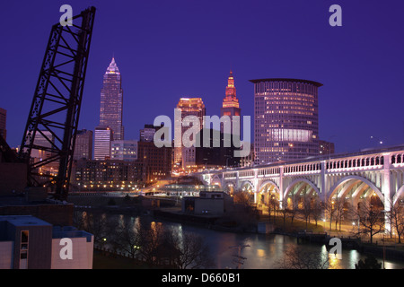 Fiume CUYAHOGA ATTERRAGGIO SETTLERS PARK skyline del centro di Cleveland OHIO USA Foto Stock