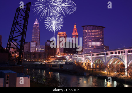 Fiume CUYAHOGA ATTERRAGGIO SETTLERS PARK skyline del centro di Cleveland OHIO USA Foto Stock