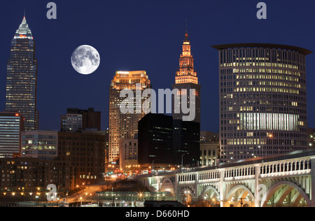 Fiume CUYAHOGA ATTERRAGGIO SETTLERS PARK skyline del centro di Cleveland OHIO USA Foto Stock