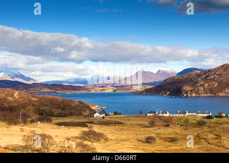 KENMORE VILLAGE E LOCH TORRIDON su un inizio di giornata di primavera in Costa Ovest Highlands della Scozia Foto Stock