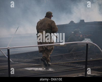 Reenactors raffigurante i soldati tedeschi durante una battaglia rievocazione storica a Nene Valley Railway 2011 Foto Stock