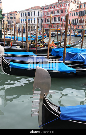 Blu gondole coperte per l'inverno davanti a vecchi edifici colorati con legno posti di ormeggio Venezia Italia Foto Stock