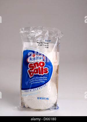 Un singolo packagesof Hostess Sno sfere siede su uno sfondo semplice. Foto Stock