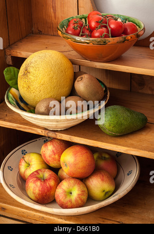 Un assortimento di frutta e verdura su una cassettiera per cucina Foto Stock