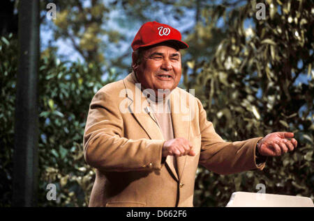 FILE FOTO - Jonathan Winters, influente comico noto per le sue improvvisazioni unscripted tanto quanto il suo per i suoi molti personaggi di TV e film, morto giovedì 11 aprile, 2013 nella sua casa a Montecito, California. Egli è stato 87. Nella foto: 1 gennaio, 1983 - Hollywood, California, Stati Uniti - JONATHAN WINTERS in carattere, in datata 1983 foto. (Credito Immagine: © Bill Holz/Globe foto/ZUMAPRESS.com) Foto Stock
