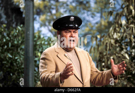 FILE FOTO - Jonathan Winters, influente comico noto per le sue improvvisazioni unscripted tanto quanto il suo per i suoi molti personaggi di TV e film, morto giovedì 11 aprile, 2013 nella sua casa a Montecito, California. Egli è stato 87. Nella foto: 1 gennaio, 1983 - Hollywood, California, Stati Uniti - JONATHAN WINTERS in carattere, in datata 1983 foto. (Credito Immagine: © Bill Holz/Globe foto/ZUMAPRESS.com) Foto Stock
