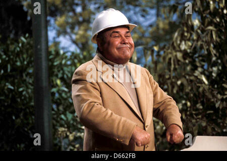 FILE FOTO - Jonathan Winters, influente comico noto per le sue improvvisazioni unscripted tanto quanto il suo per i suoi molti personaggi di TV e film, morto giovedì 11 aprile, 2013 nella sua casa a Montecito, California. Egli è stato 87. Nella foto: 1 gennaio, 1983 - Hollywood, California, Stati Uniti - JONATHAN WINTERS in carattere, in datata 1983 foto. (Credito Immagine: © Bill Holz/Globe foto/ZUMAPRESS.com) Foto Stock