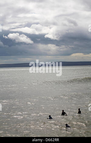 Bournemouth, Regno Unito Venerdì 12 Aprile 2013. Surf sotto il cielo tempestoso a Bournemouth, UK Credit: Carolyn Jenkins/Alamy Live News Foto Stock