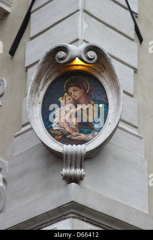 Madonna con Gesù ornamento in un angolo del barocco buiolding in Roma - Italia Foto Stock