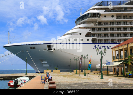 Vista di prua dell'Oceania la nave di crociera Marina ormeggiato a Uturoa, Raiatea. Foto Stock