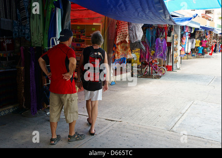 I turisti in Mercado 28 negozio di souvenir e artigianato mercato in Cancun, Messico Foto Stock