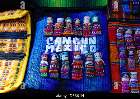 Maya di bambole e sacchetti in Mercado 28 negozio di souvenir e artigianato mercato in Cancun, Messico Foto Stock