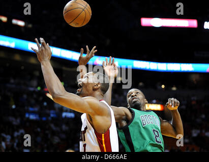Aprile 12, 2013 - Miami, FL - Florida, Stati Uniti d'America - Stati Uniti - Miami--- fl-heat-celtics-041213e---dei Miami Heat ospitano i Boston Celtics di American Airlines Arena. Miami's Chris Bosh e Boston Jeff groviglio Verde per il rimbalzo. Robert Duyos, Sun Sentinel (immagine di credito: credito: Sun-Sentinel/ZUMAPRESS.com/Alamy Live News) Foto Stock
