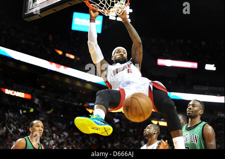 Aprile 12, 2013 - Miami, FL - Florida, Stati Uniti d'America - Stati Uniti - Miami--- fl-heat-celtics-041213c---dei Miami Heat ospitano i Boston Celtics di American Airlines Arena. LeBron James slam home due punti nella prima metà. Robert Duyos, Sun Sentinel (immagine di credito: credito: Sun-Sentinel/ZUMAPRESS.com/Alamy Live News) Foto Stock