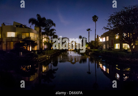 Case su un canale al crepuscolo in Venice, California. Foto Stock