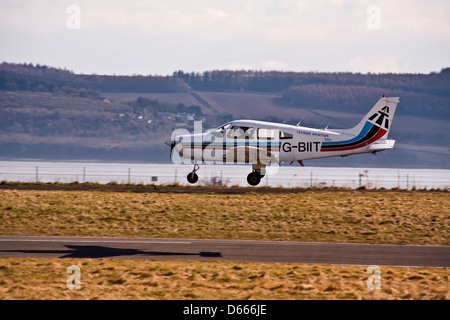 Tayside Aviation Piper PA-28 Warrior G-BIIT aerei di atterraggio sulla pista a Dundee aeroporto,REGNO UNITO