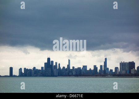 Cielo tempestoso oltre il centro di Chicago e del Lago Michigan Foto Stock