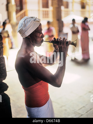 Sri Lanka, Kandy, Sri Dalada Maligawa, flautista eseguire durante il servizio giornaliero, Tevava, presso il tempio del Dente Foto Stock