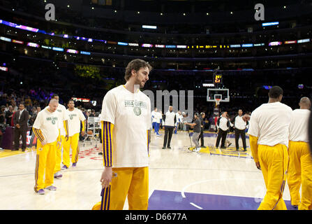 Los Angeles, CA, Stati Uniti d'America. Aprile 12, 2013. Los Angeles Lakers Pau Gasol si prepara per la partita contro i Golden State Warriors al Staples Center di Los Angeles, California Venerdì 12 Aprile 2013 .ARMANOD ARORIZO. (Immagine di credito: credito: Armando Arorizo/Prensa Internacional/ZUMAPRESS.com /Alamy Live News) Foto Stock