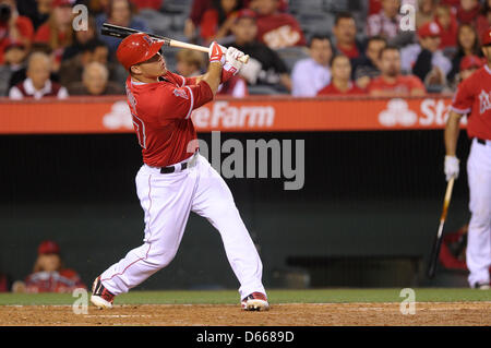 Anaheim, CA, Stati Uniti d'America. Aprile 12, 2013. Los Angeles Angeli sinistra fielder Mike Trote (27) a bat durante il Major League Baseball gioco tra il Los Angeles Angeli e Houston Astros a Angels Stadium di Anaheim, CA. David cofano/CSM /Alamy Live News Foto Stock