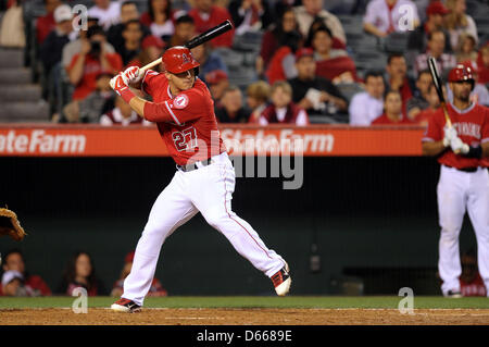 Anaheim, CA, Stati Uniti d'America. Aprile 12, 2013. Los Angeles Angeli sinistra fielder Mike Trote (27) a bat durante il Major League Baseball gioco tra il Los Angeles Angeli e Houston Astros a Angels Stadium di Anaheim, CA. David cofano/CSM /Alamy Live News Foto Stock