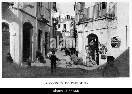Questa immagine del 1918 cattura una scena di un viaggio attraverso l'Italia, la Sicilia, la Tunisia, l'Algeria e la Francia meridionale, con particolare attenzione a Taormina, in Sicilia. Conosciuta per le sue splendide vedute del Mediterraneo, Taormina è una città storica sulla costa orientale della Sicilia, famosa per il suo antico teatro greco e i paesaggi panoramici. Foto Stock