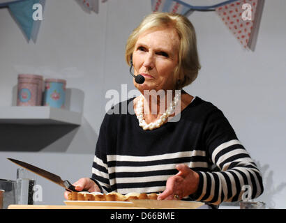 Excel, London, Regno Unito. Il 12 aprile 2013. Celebrity Chef Maria Berry presso il Cake Show internazionale. Credito: KEITH MAYHEW/Alamy Live News Foto Stock