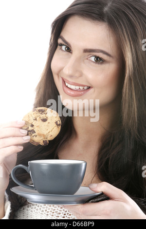 Fiducioso felice giovane donna con Dark Brunette capelli, rilassante, bere il tè o il caffè, isolato sfondo bianco con tracciato di ritaglio Foto Stock