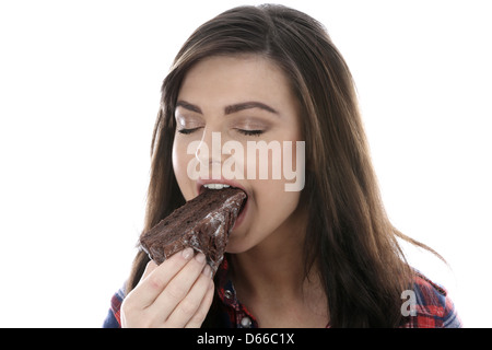 Donna di mangiare una torta al cioccolato Foto Stock
