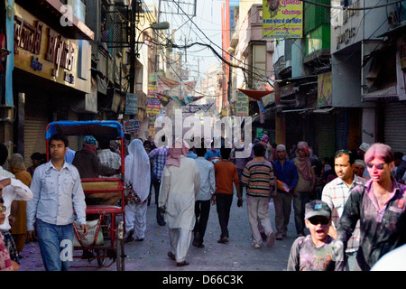 Persone che camminano da durante holi Foto Stock