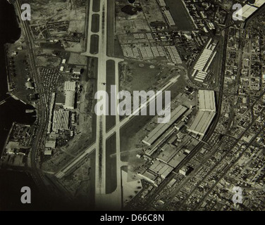 Questa fotografia mostra lo stabilimento Convair/General Dynamics di San Diego, un'importante struttura per lo sviluppo di aerei militari e civili. La fabbrica ha svolto un ruolo cruciale nell'industria aerospaziale, in particolare nella produzione di aeromobili durante la metà del XX secolo. Foto Stock