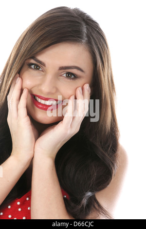 Ritratto di un felice giovane donna guardando sorpreso e scioccato sorridente celebrare la buona novella e eccitati contro uno sfondo bianco come un taglio fuori Foto Stock