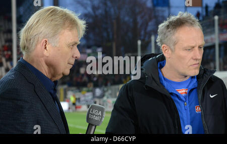 Freiburg dell ex capo allenatore Volker Finke (L) e attuale capo allenatore Christian Streich dare un colloquio prima Bundesliga tedesca partita di calcio tra SC Friburgo e Hannover 96 a Mage Solar Stadium di Friburgo, Germania, 12 aprile 2013. Foto: Patrick Seeger Foto Stock