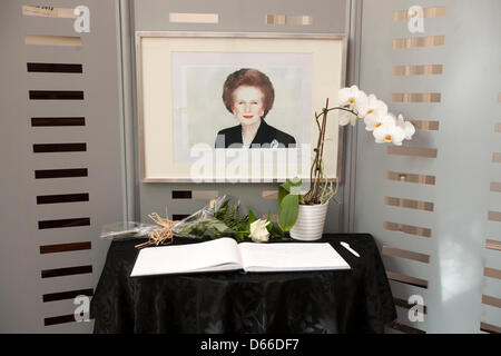 Lisbona, Portogallo. Il 12 aprile 2013. Un libro di condoglianze aperto presso la sede dell' ambasciata del Regno Unito nella capitale portoghese, Lisbona, dopo la morte dell ex primo ministro britannico Margaret Thatcher, morto il 8 aprile all'età di 87. Credito: Rachel Torres/Alamy Live News Foto Stock