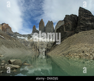 Una tarda mattinata shot delle torri a Torres Del Paine, Cile Foto Stock