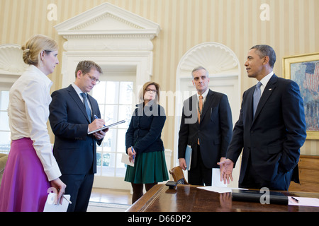 Il Presidente Usa Barack Obama parla con i consulenti senior all Ufficio Ovale Marzo 7, 2013 a Washington, DC. Nella foto, da sinistra, sono: Kathryn Ruemmler, Consigliere del Presidente; premere il Segretario Jay Carney; Jennifer Palmieri, direttore delle comunicazioni; e capo del personale Denis McDonough. Foto Stock